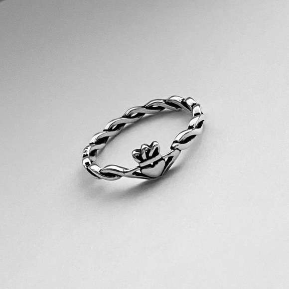 Sterling Silver Minimalist Claddagh Ring with Rope Band, Irish Rings, Crown Ring - Picture 6 of 14